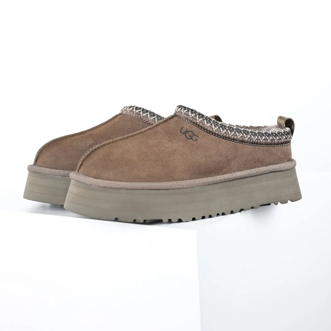 Copy price 💰560 Core recommendation of good price 5cm thick sole, independently developed original outsole, cashmere insole, keeping warm in winter, suitable for home use. In the new year, uug launched a style series, which is partially geared towards the preferences of young consumers. It has also moved to the forefront of fashion trends. Shoe body material, water-repellent coated suede upper, 17 mm UGGPURE™ implanted wool insole, lightweight non-slip and comfortable rubber outsole, with brand LOGO and trademark, with full package Size: 35 36 37 38 39 40